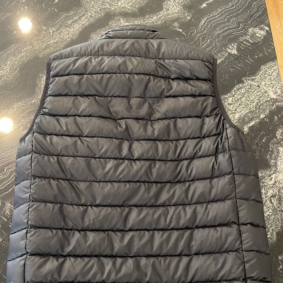 Men’s Patagonia Black Down Vest - Picture 3 of 4